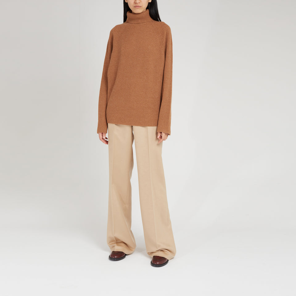 "Wigman" turtleneck in brown cashmere