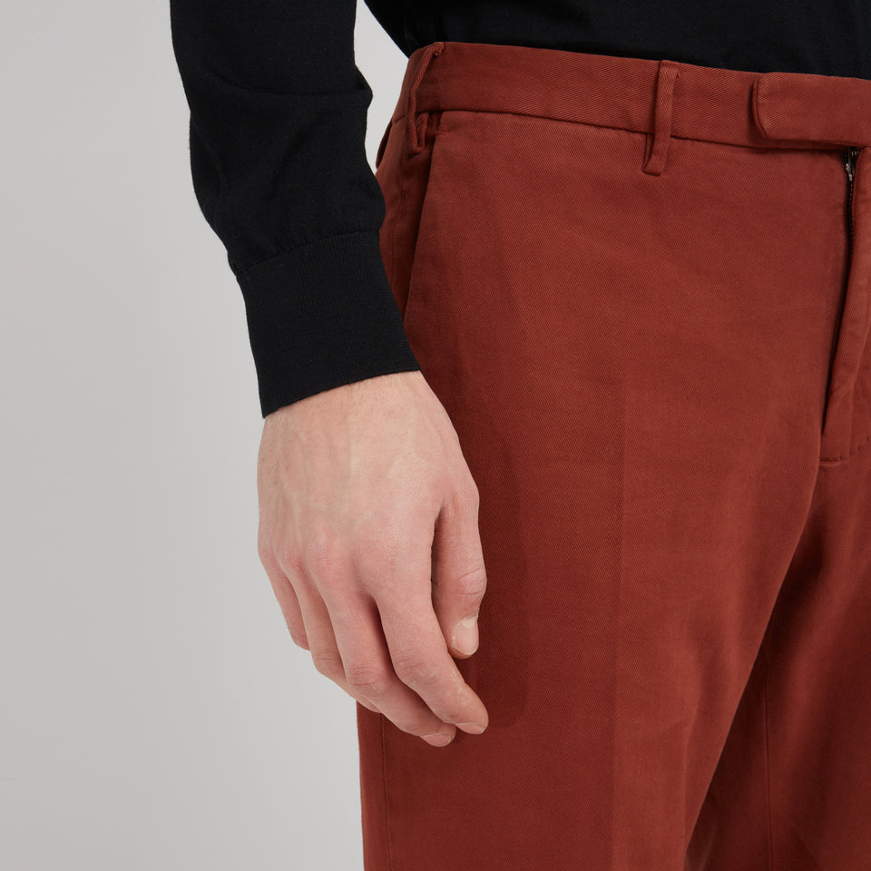 Pantalone slim in cotone marrone