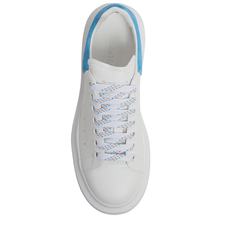 Sneakers oversize in pelle bianca e azzurra