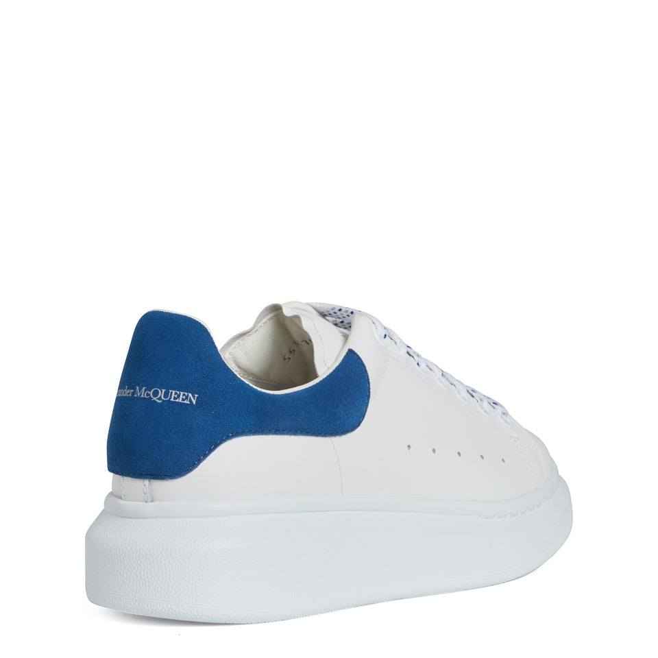Sneakers oversize in pelle bianca e blu